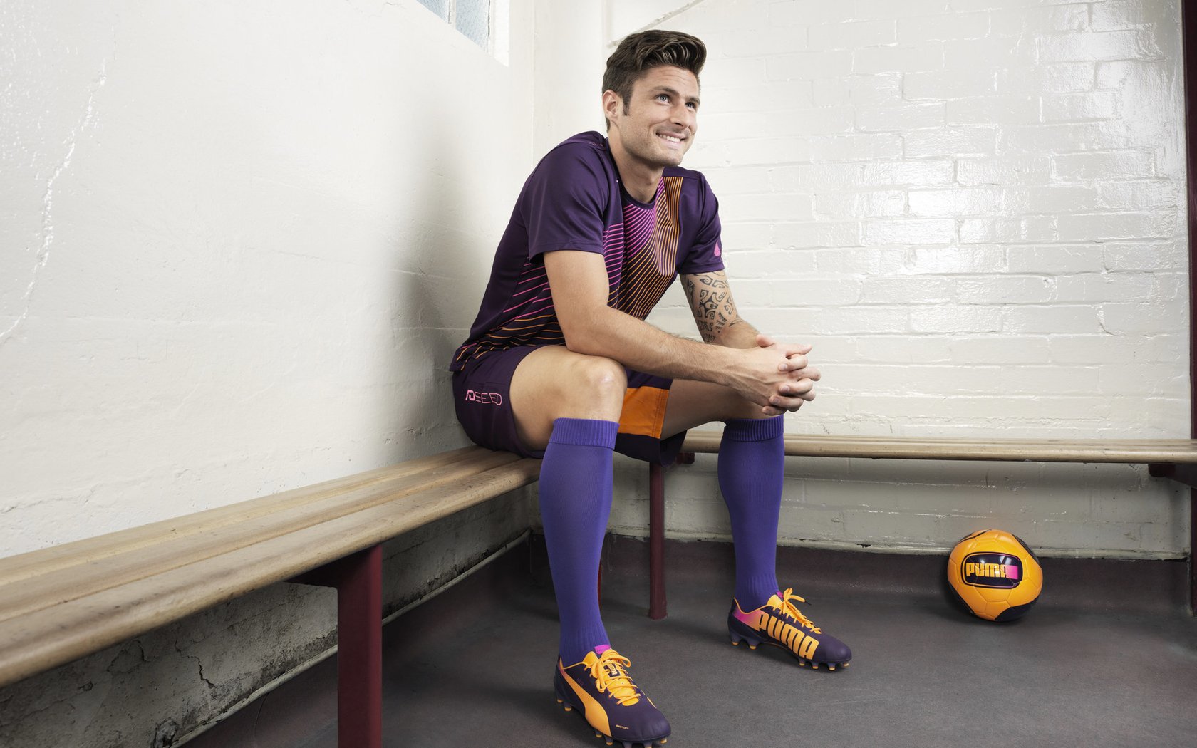 开云体育视频直播-英超争夺激烈，比分3-2，比赛关键数据：两队射门次数相当，控球率悬殊